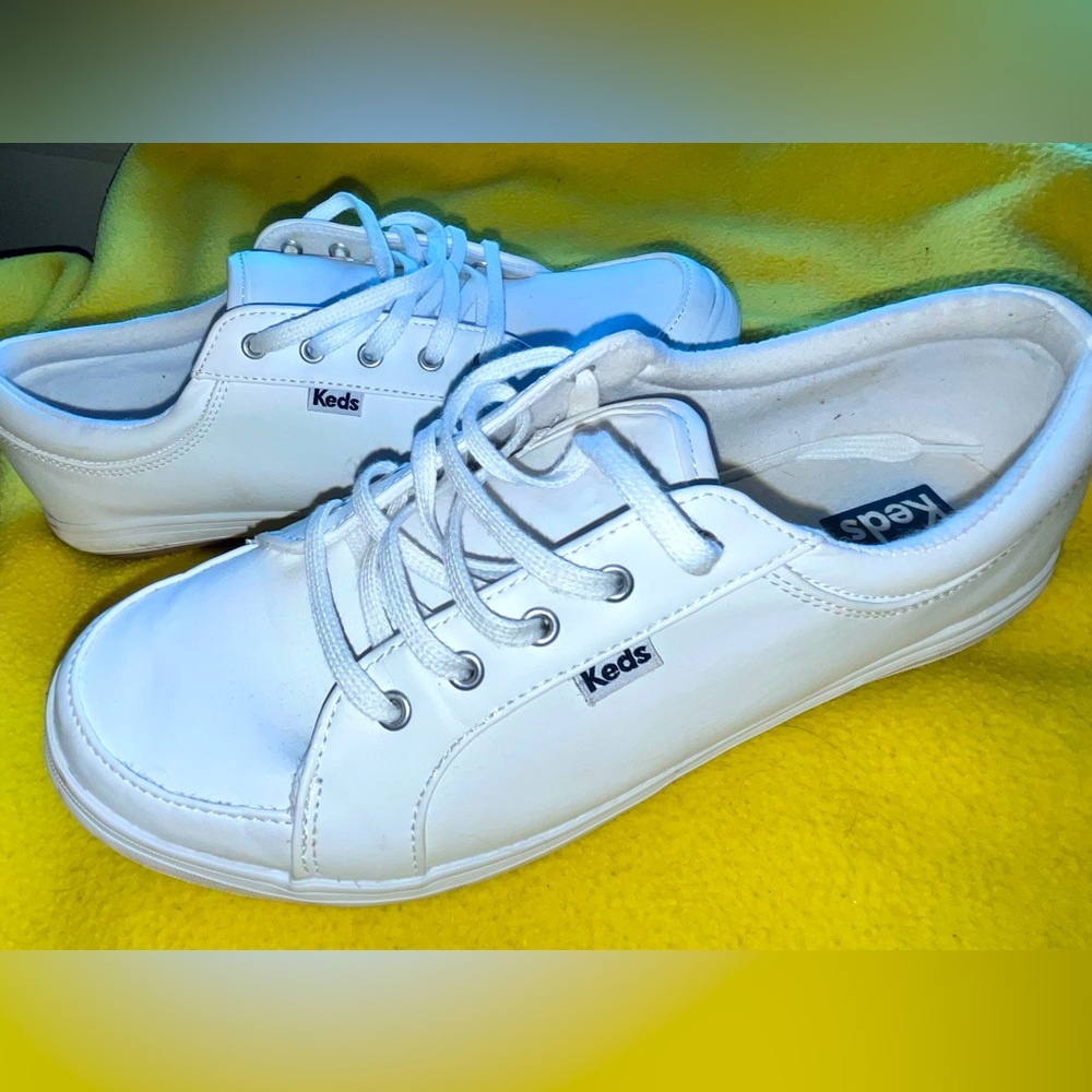 White leather Keds tennis shoe. Women’s 7.5